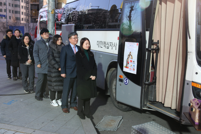 15일 서울 여의도 코리아에셋투자증권 본사 앞에서 기동호(오른쪽 두번째) 대표와 임직원들이 헌혈을 하기 위해 대한적십자사 버스 앞에서 줄을 서고 있다./사진제공=코리아에셋투자증권