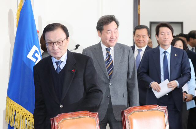 이해찬 더불어민주당 대표와 이인영 원내대표, 이낙연 전 국무총리가 15일 오전 서울 여의도 국회에서 열린 최고위원회의에 입장하고 있다./연합뉴스