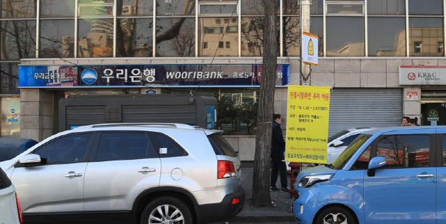 지난해 1월 설명절을 앞두고 서울 종로구 광장시장 주변 도로에 차량들이 주차돼 있다. /연합뉴스
