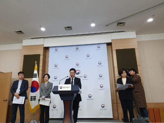 임인택(가운데) 보건복지부 보건산업정책국장이 15일 외교부에서 ‘바이오헬스 핵심규제 개선방안’ 브리핑을 하고 있다. /박홍용기자