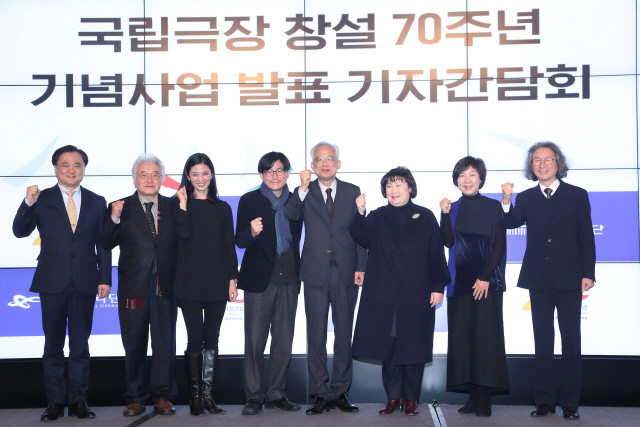 서울 종로구 JW메리어트동대문스퀘어에서 15일 열린 ‘국립극장 70주년 기자간담회’에서 윤의중(왼쪽부터) 국립합창단 예술감독, 박형식 국립오페라단 예술감독, 강수진 국립발레단 예술감독, 이성열 국립극단 예술감독, 김철호 국립중앙극장장, 유수정 국립창극단 예술감독, 손인영 국립무용단 예술감독, 김성진 국립국악관현악단 예술감독이 포즈를 취하고 있다. /연합뉴스