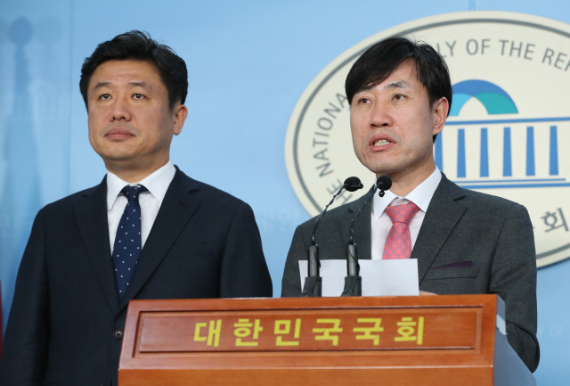 하태경(오른쪽) 새로운보수당 책임대표가 15일 서울 여의도 국회 정론관에서 혁신통합 관련 기자회견을 하고 있다. /연합뉴스