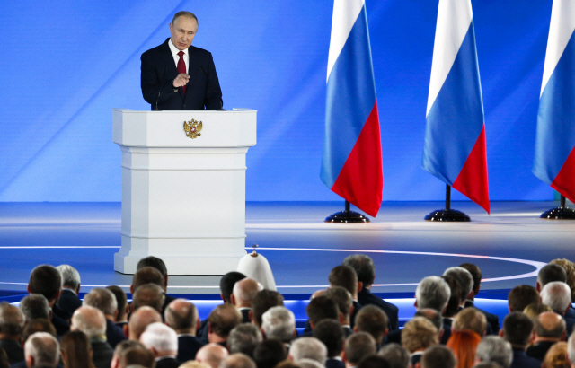 블라디미르 푸틴 러시아 대통령이 15일(현지시간) 모스크바 국회의사당에서 연설하고 있다./모스크바=AP연합뉴스