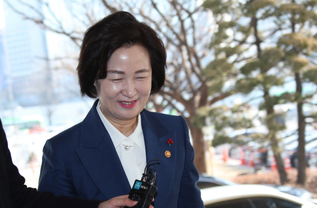 추미애 법무부 장관이 15일 국무회의 참석을 위해 정부서울청사에 도착하고 있다./연합뉴스
