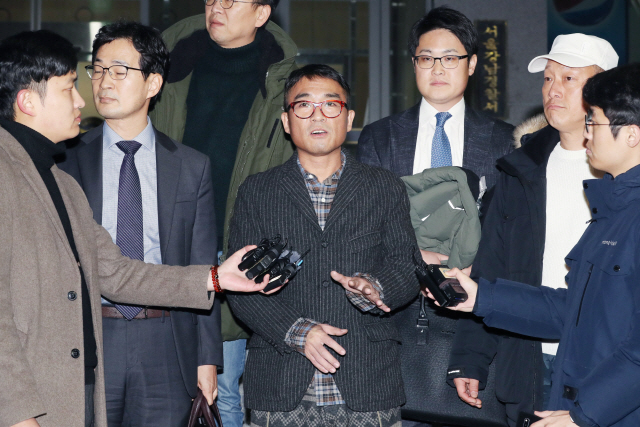 성폭행 혐의을 받는 가수 김건모가 피의자 조사를 마친 뒤 15일 오후 서울 강남경찰서를 빠져나온 뒤 취재진의 질문에 답하고 있다. /연합뉴스