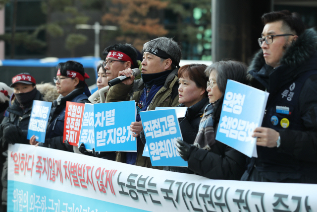 시민사회단체 관계자들이 15일 서울 중구 서울지방고용노동청 앞에서 산업안전보건법 개정을 요구하는 공동 기자회견을 하고 있다. /연합뉴스