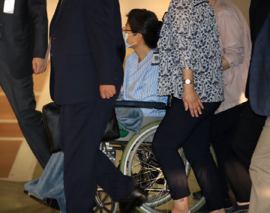 박근혜 전 대통령이 지난해 9월16일 어깨 부위 수술을 받기 위해 서울성모병원으로 들어서고 있다. /연합뉴스