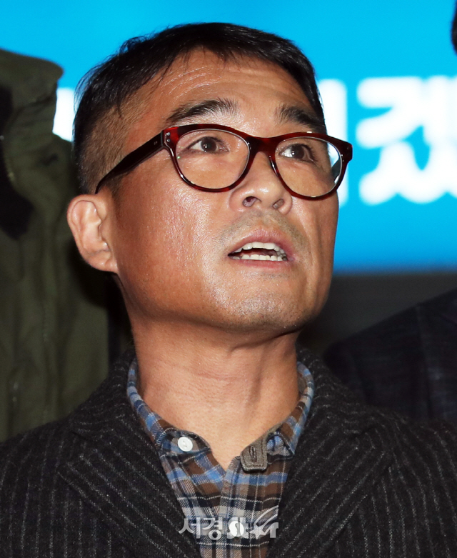 '성폭행 혐의' 김건모, 12시간 경찰 조사 받고 귀가 '진실 밝혀지길'