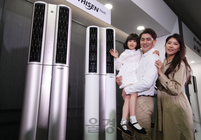 LG전자 모델들이 16일 서울 청담동 위워크 디자이너클럽에서 열린 LG전자 2020년형 LG 휘센 씽큐 에어컨 신제품 발표회에서 제품을 선보이고 있다./권욱기자 2020.1.16