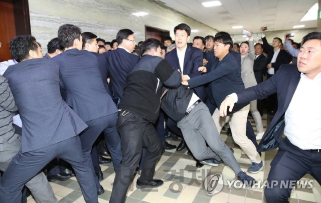 '패스트트랙 충돌' 약식기소 국회의원 11명, 정식재판 회부