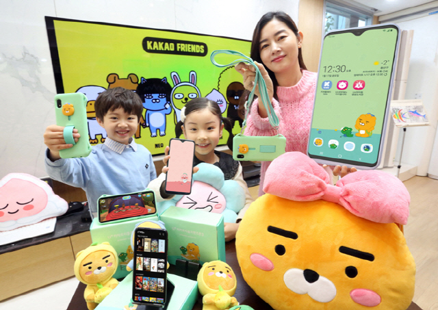 LG유플러스 모델들이 초등학생 맞춤형 스마트폰 ‘카카오리틀프렌즈폰3’를 소개하고 있다. LG유플러스가 17일 단독 출시하는 이 폰은 부모 관리·아이 위치 조회 기능이 강화됐다./사진제공=LG유플러스