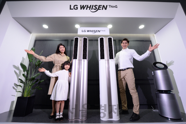 16일 LG전자가 판매에 돌입한 ‘2020년형 LG 휘센 씽큐 에어컨’ 신제품을 모델들이 소개하고 있다./사진제공=LG전자