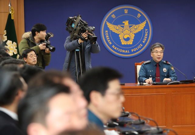 민갑룡(오른쪽) 경찰청장이 지난 15일 오후 서울 서대문구 경찰청에서 열린 수사권 조정 법안 통과에 따른 후속조치 관련 전국 경찰지휘부 화상회의에서 인사말을 하고 있다./연합뉴스