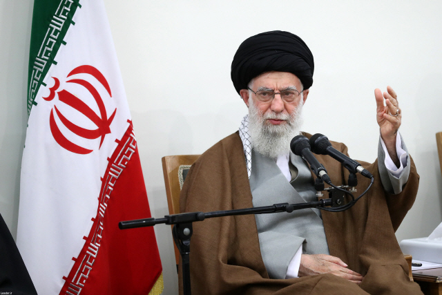 아야톨라 알리 하메네이 이란 최고지도자가 15일(현지시간) 테헤란에서 회의를 주재하고 있다./테헤란=AFP연합뉴스