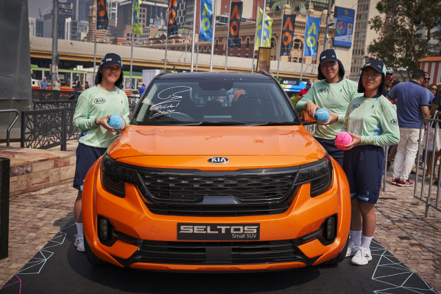 ‘2020 호주오픈 테니스 대회’에 참가하는 기아차 볼키즈들이 15일(현지시간) SUV 셀토스와 함께 기념촬영을 하고 있다. /사진제공=기아차