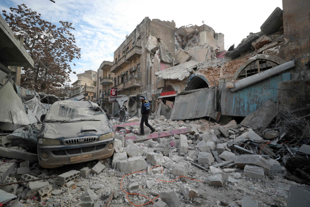 공습을 받은 시리아 이들립 주 아리하의 한 마을이 15일(현지시간) 폐허로 변해있다. /아리하=AFP연합뉴스