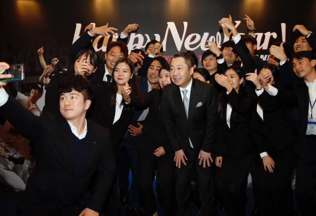 박정원 두산그룹 회장이 14일 그룹 신년음악회에서 신입사원들과 두산 베어스의 ‘셀카 세리머니’를 재연하고 있다. /사진=두산
