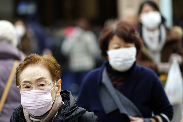 일본에서 중국발 ‘우한 폐렴’환자가 발생했다는 소식이 나온 16일 일본 도쿄시내 중심가에 보행자들이 마스크를 착용한 채 거리를 걷고 있다./도쿄=AP연합뉴스