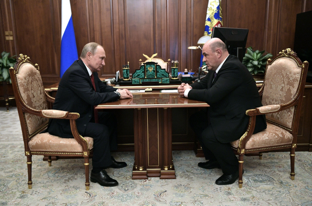 블라디미르 푸틴(왼쪽) 러시아 대통령이 15일(현지시간) 모스크바 크렘린궁에서 차기 총리로 지명된 미하일 미슈스틴 연방국세청장과 면담하고 있다. /모스크바=AP연합뉴스