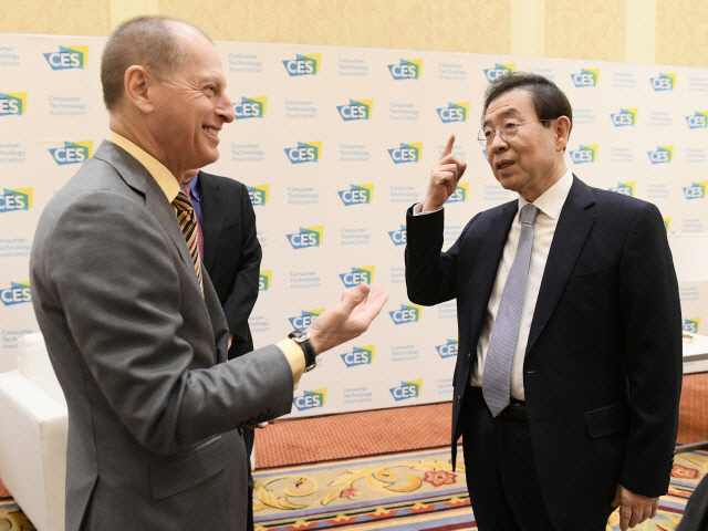 박원순(오른쪽) 서울시장이 8일(현지시간) 세계 최대 가전박람회 ‘CES 2020’이 열리는 미국 라스베이거스에서 게리 샤피로 미국소비자기술협회(CTA) 회장과 대화하고 있다. /사진제공=서울시
