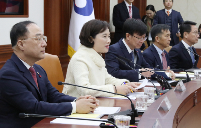 유은혜(왼쪽 두번째) 사회부총리 겸 교육부 장관이 17일 오전 정부서울청사에서 사회관계장관회의를 주재하고 있다./연합뉴스