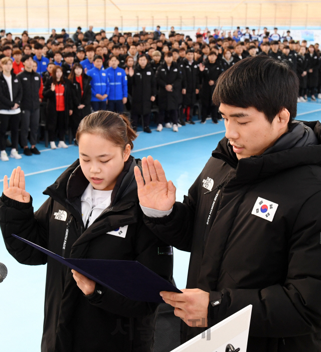 기계체조 여서정과 유도 안창림이 17일 충북 진천 국가대표선수촌에서 열린 '2020 국가대표선수단 훈련 개시식'에서 선수들을 대표해 선서를 하고 있다./진천=권욱기자 2020.1.17