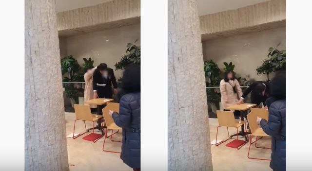 10일 서울 중구의 한 백화점 패스트푸드점에서 한 여성이 보안요원을 밀치고 있다./유튜브 캡쳐