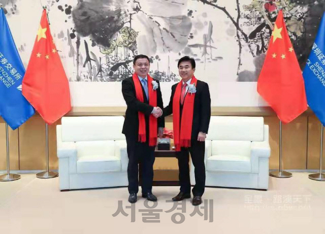 전영묵(오른쪽) 삼성자산운용 대표이사와 장쥔홍 건신기금 총경리가 17일 중국 심천거래소에서 상품선물 상장지수펀드(ETF) 상장 직전에 기념촬영을 하고 있다.  /사진제공=삼성자산운용