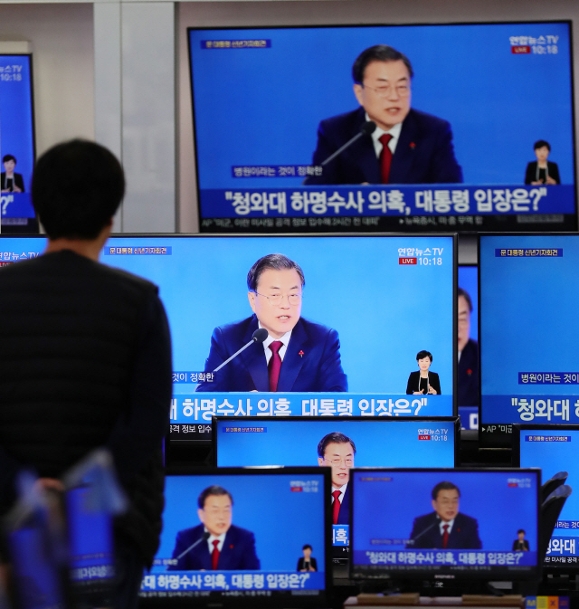 14일 오전 서울 용산구 전자랜드에 전시된 TV에서 문재인 대통령 신년 기자회견이 생중계되고 있다./연합뉴스