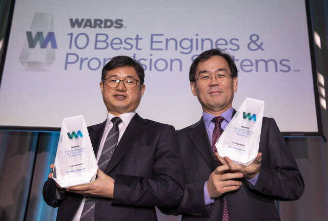 16일(현지시간) 미국 디트로이트에서 열린 ‘2020 Wards 10 Best Engines & Propulsion Systems’ 시상식에서 하경표(오른쪽) 현대차 가변사이클엔진리서치랩 연구위원과 정진환 전동화개발실 상무가 기념촬영을 하고 있다./사진제공=현대차