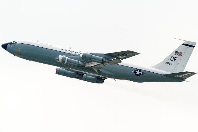 미 공군이 오키나와 가데나 기지에 전개한 핵 탐지 전문 특수정찰기 WC-135W. 네브래스카주 오펏 공군기지에서 극동으로 이동한 이 특수정찰기는 미 공군이 운용하고 있는 두 대 가운데 한 대로 알려졌다.