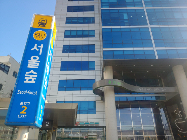 서울숲역 2번 출구 앞에 위치한 지식산업센터. 이 지식산업센터는 2016년 분양 당시 평당 분양가가 900만원대였으나 현재는 두배로 올랐다. /고병기기자