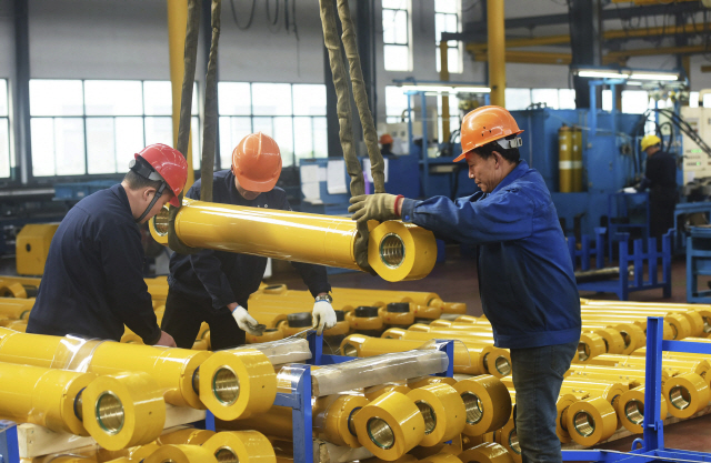 17일(현지식나) 중국 저장성 항저우의 한 금속 공장에서 직원들이 일하고 있다. /항저우=AP연합뉴스