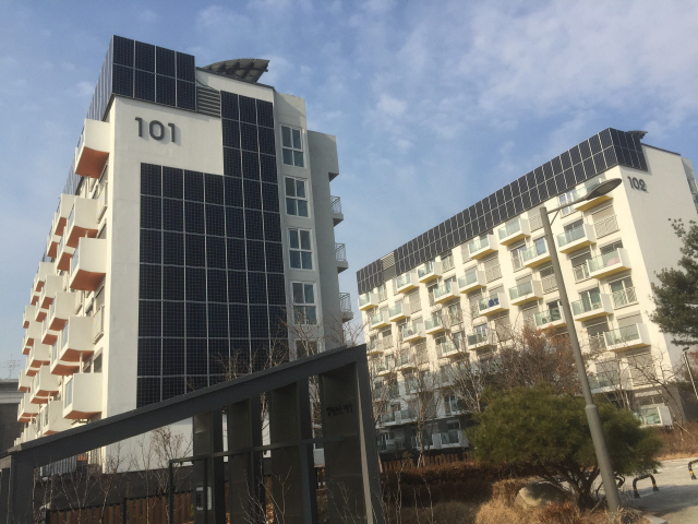 건물 외벽에 태양광 패널을 두른 서울 노원 에너지제로주택 전경.     /사진제공=최형섭 교수