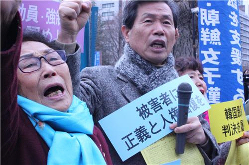 강제징용 피해자인 양금덕(91) 할머니(왼쪽)가 17일 도쿄 외무성 앞 집회에서 아베 총리를 향해 “사죄하라”라는 구호를 외치고 있다./연합뉴스