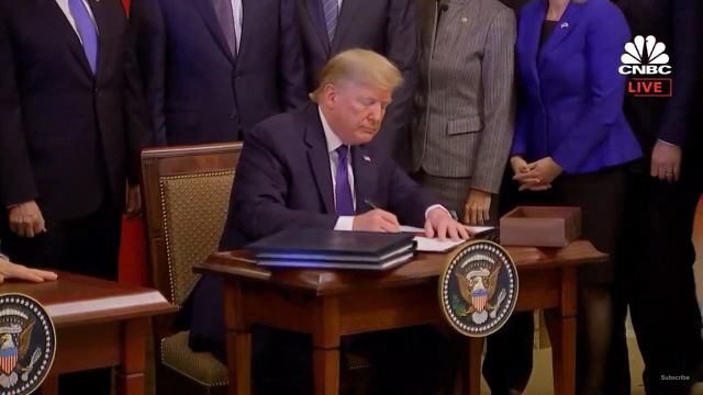 도널드 트럼프 미국 대통령이 15일(현지시각) 1단계 미·중 합의문에 서명하고 있다. /CNBC방송화면 캡쳐