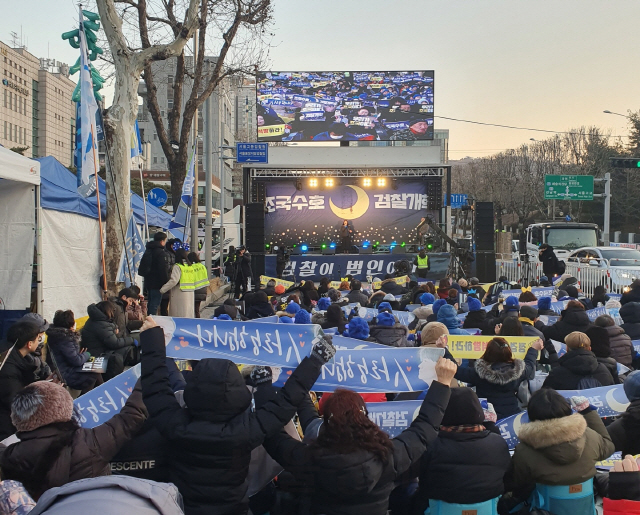 ‘함께 조국수호 검찰개혁’이 18일 서울 서초구 대검찰청 앞에서 연 조국 전 법무부 장관 지지 집회에 참석한 시민들이 피켓을 들고 있다. /이희조기자