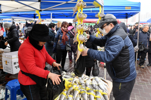 설을 앞둔 19일 경기도 성남시 모란시장을 찾은 시민들이 제수용품 등을 준비하고 있다./성남=권욱기자 2020.1.19