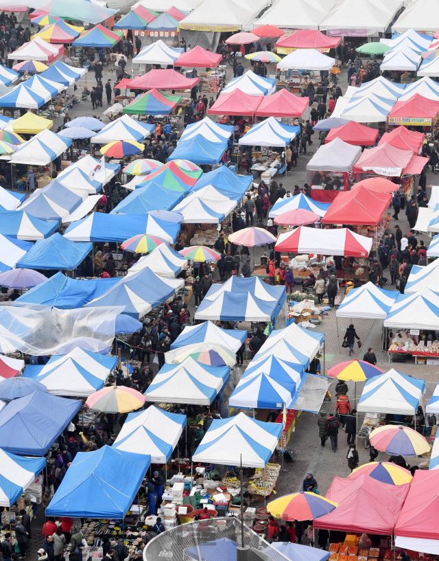 설을 앞둔 19일 경기도 성남시 모란시장이 제수용품 등을 준비하는 시민들로 붐비고 있다./권욱기자 2020.1.19