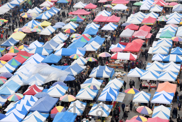 설을 앞둔 19일 경기도 성남시 모란시장이 제수용품 등을 준비하는 시민들로 붐비고 있다./권욱기자 2020.1.19