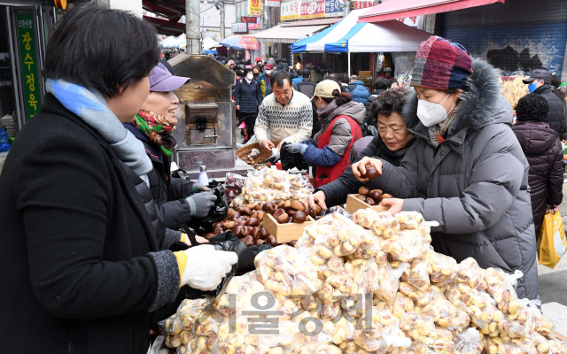 설을 앞둔 19일 경기도 성남시 모란시장을 찾은 시민들이 제수용품 등을 준비하고 있다./성남=권욱기자 2020.1.19