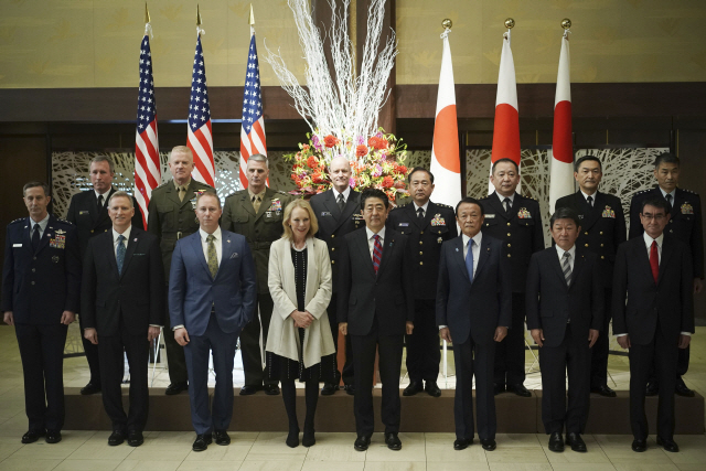 아베 신조(앞줄 오른쪽 네번째) 일본 총리가 19일 도쿄에서 열린 미일 안전보장조약 개정 60주년 기념식에서 미 측 귀빈들과 함께 기념사진을 촬영하고 있다./도쿄=AP연합뉴스