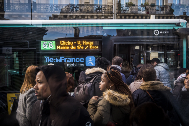 프랑스 파리에서 시민들이 총파업으로 지하철을 이용하지 못하자 버스로 몰리고 있다./파리=EPA연합뉴스
