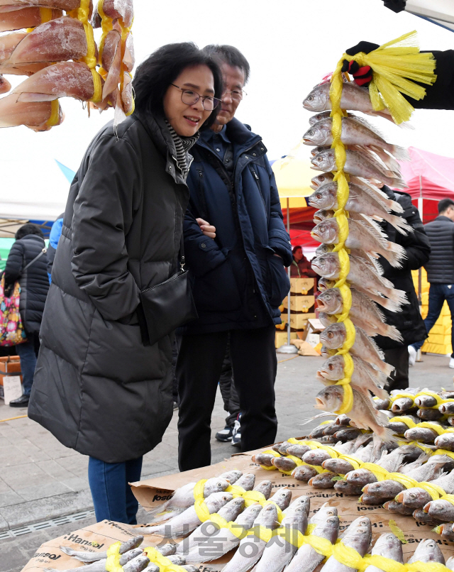 설을 앞둔 19일 경기도 성남시 모란시장을 찾은 시민들이 제수용품 등을 준비하고 있다./성남=권욱기자 2020.1.19