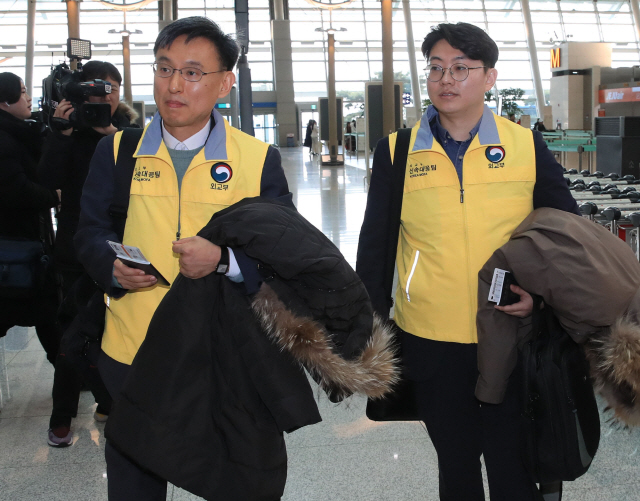 정부 신속대응팀 관계자들이 19일 인천국제공항에서 한국인 4명이 실종된 네팔 안나푸르나 데우랄리 지역 눈사태의 사고 수습을 위해 출국하고 있다./연합뉴스