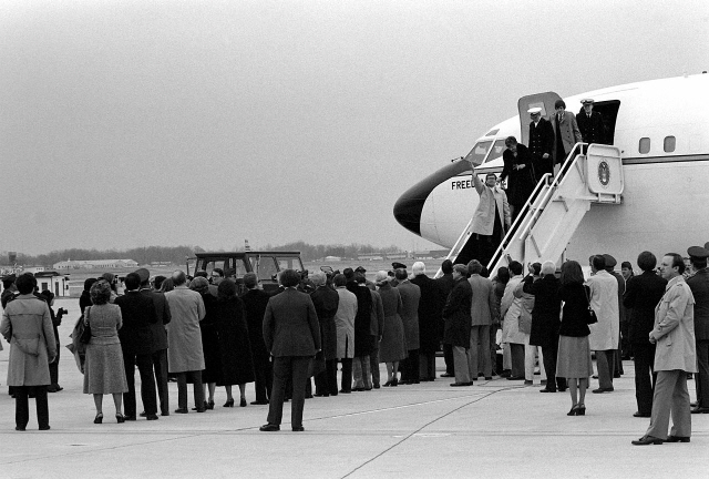 1981년 이란에서 풀려난 미국 외교관들이 미군 수송기 ‘프리덤원’에서 내리고 있다.     /위키피디아