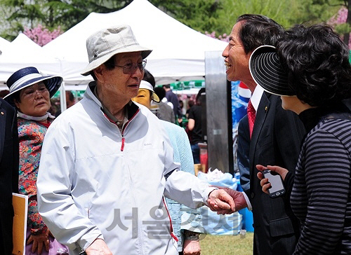 신격호 롯데 명예회장이 지난 2011년 5월 둔기리 마을잔치에서 참석자들과 인사를 나누고 있다. /서울경제DB