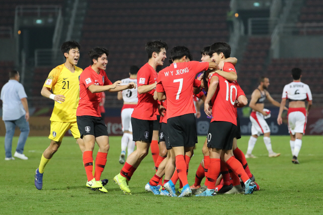 한국 축구 대표팀 선수들이 19일 AFC U-23 챔피언십 8강 요르단전에서 승리한 뒤 결승골 주인공 이동경(10번) 쪽으로 몰려들어 4강 진출을 자축하고 있다. /연합뉴스