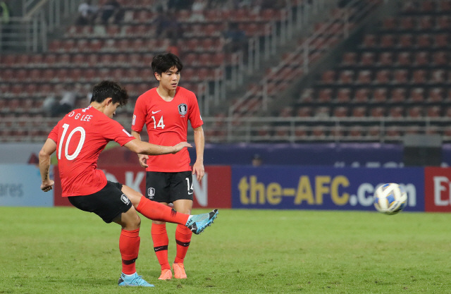 한국 축구 대표팀의 이동경(왼쪽)이 19일 AFC U-23 챔피언십 8강 요르단전에서 프리킥 골을 터뜨리고 있다. /연합뉴스
