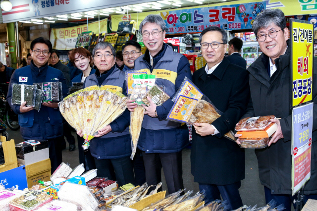 허인(오른쪽 세번째) KB국민은행장이 20일 서울 마포구 망원시장에서 열린 ‘설맞이 전통시장 사랑나눔’ 행사에서 윤석헌(〃 네번째) 금융감독원장과 유원식(왼쪽) 기아대책 회장, 김혜은(〃 두번째) 기아대책 홍보대사 등과 함께 전통시장에서 장을 보고 있다. /사진제공=KB국민은행